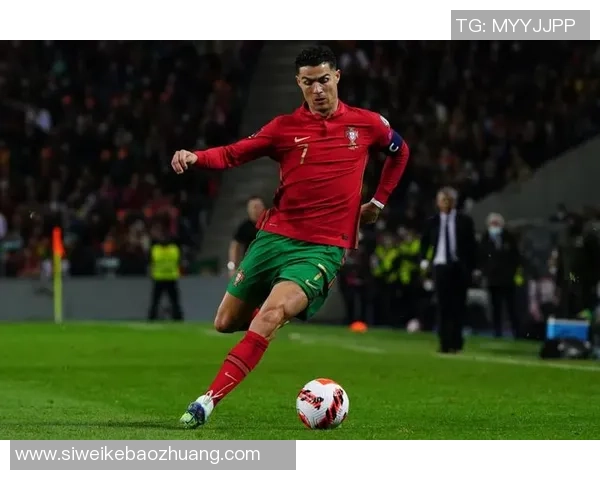 揭秘足球巨星C罗的长相特征与外貌风格全方位解析