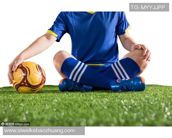球星坐在足球上展现独特魅力与运动精神的瞬间